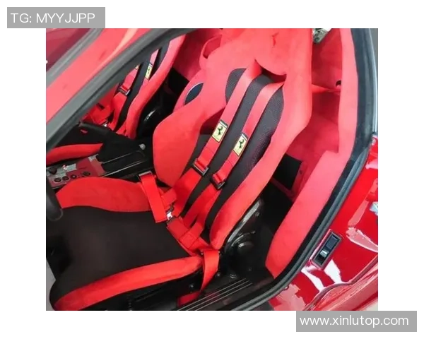 足球球星个性挎包展示潮流时尚搭配，亮点十足引领街头风潮