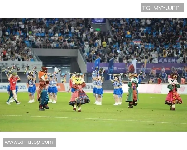 球星携女友共赴绿茵场上演浪漫瞬间展现甜蜜默契与温馨时刻